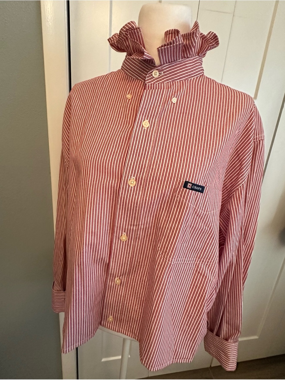 Women - Upcycled (reworked) men’s shirt with ruffled collar - Picture 2 of 7